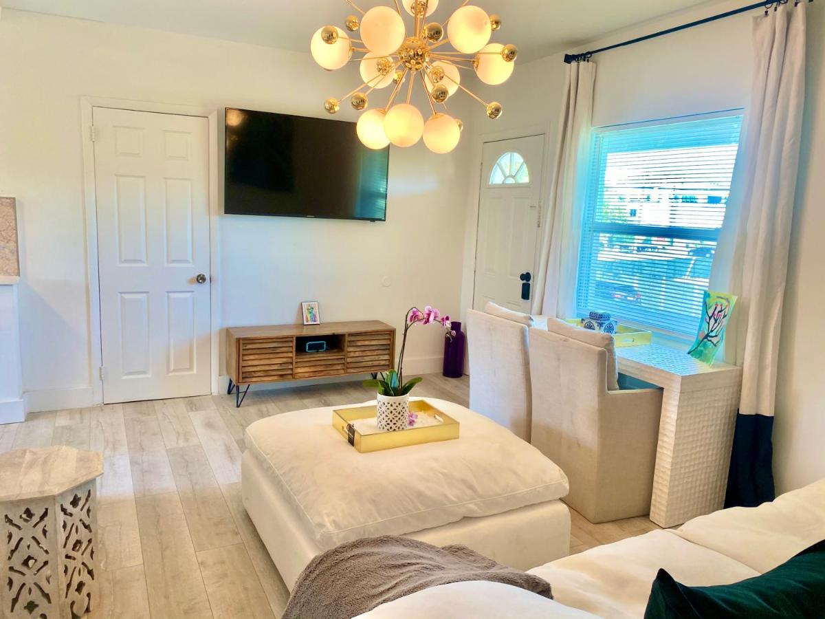 3 Seasons At The Carrington 3 Separate 2 Bedroom 1 Bathroom Apartments And A 3 Bedroom 2 Bathroom Villa ไมอามี ภายนอก รูปภาพ