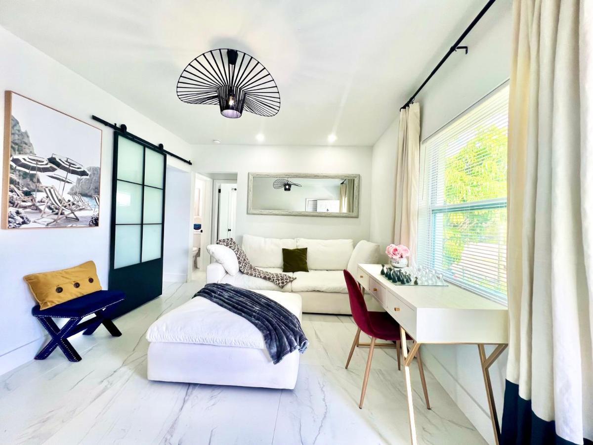 3 Seasons At The Carrington 3 Separate 2 Bedroom 1 Bathroom Apartments And A 3 Bedroom 2 Bathroom Villa ไมอามี ภายนอก รูปภาพ