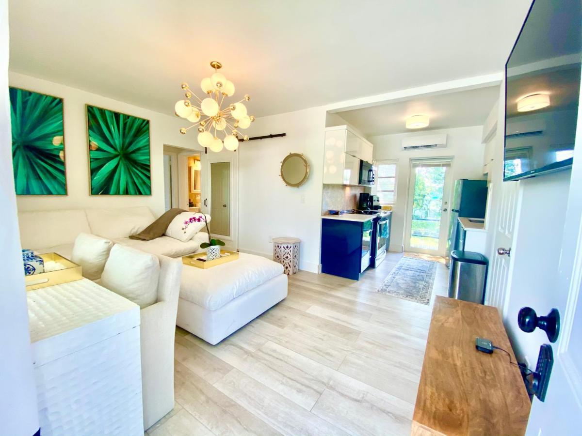 3 Seasons At The Carrington 3 Separate 2 Bedroom 1 Bathroom Apartments And A 3 Bedroom 2 Bathroom Villa ไมอามี ภายนอก รูปภาพ