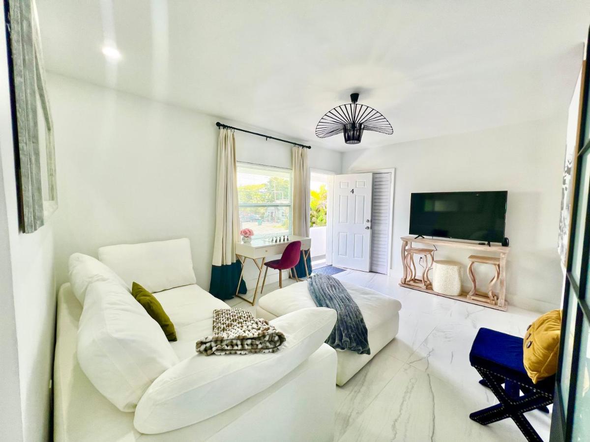 3 Seasons At The Carrington 3 Separate 2 Bedroom 1 Bathroom Apartments And A 3 Bedroom 2 Bathroom Villa ไมอามี ภายนอก รูปภาพ