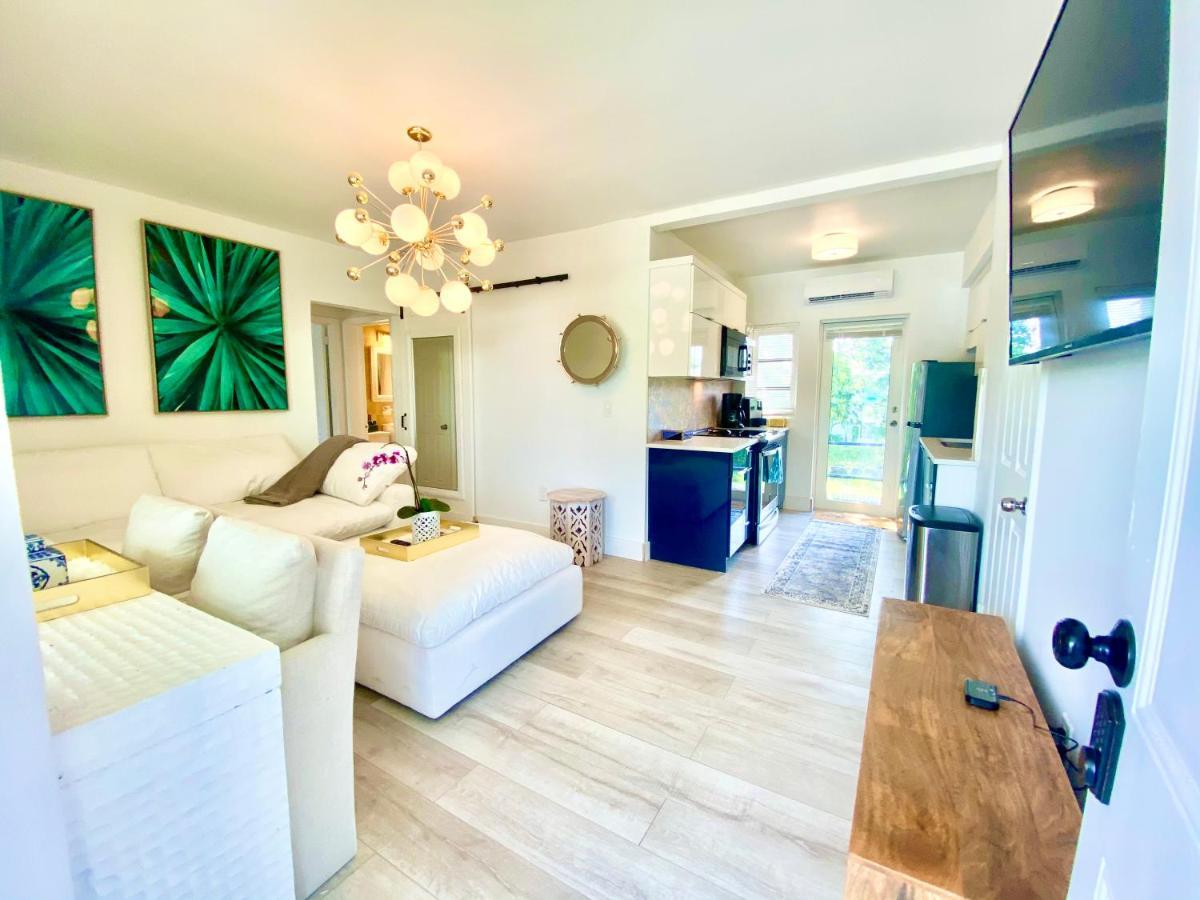 3 Seasons At The Carrington 3 Separate 2 Bedroom 1 Bathroom Apartments And A 3 Bedroom 2 Bathroom Villa ไมอามี ภายนอก รูปภาพ