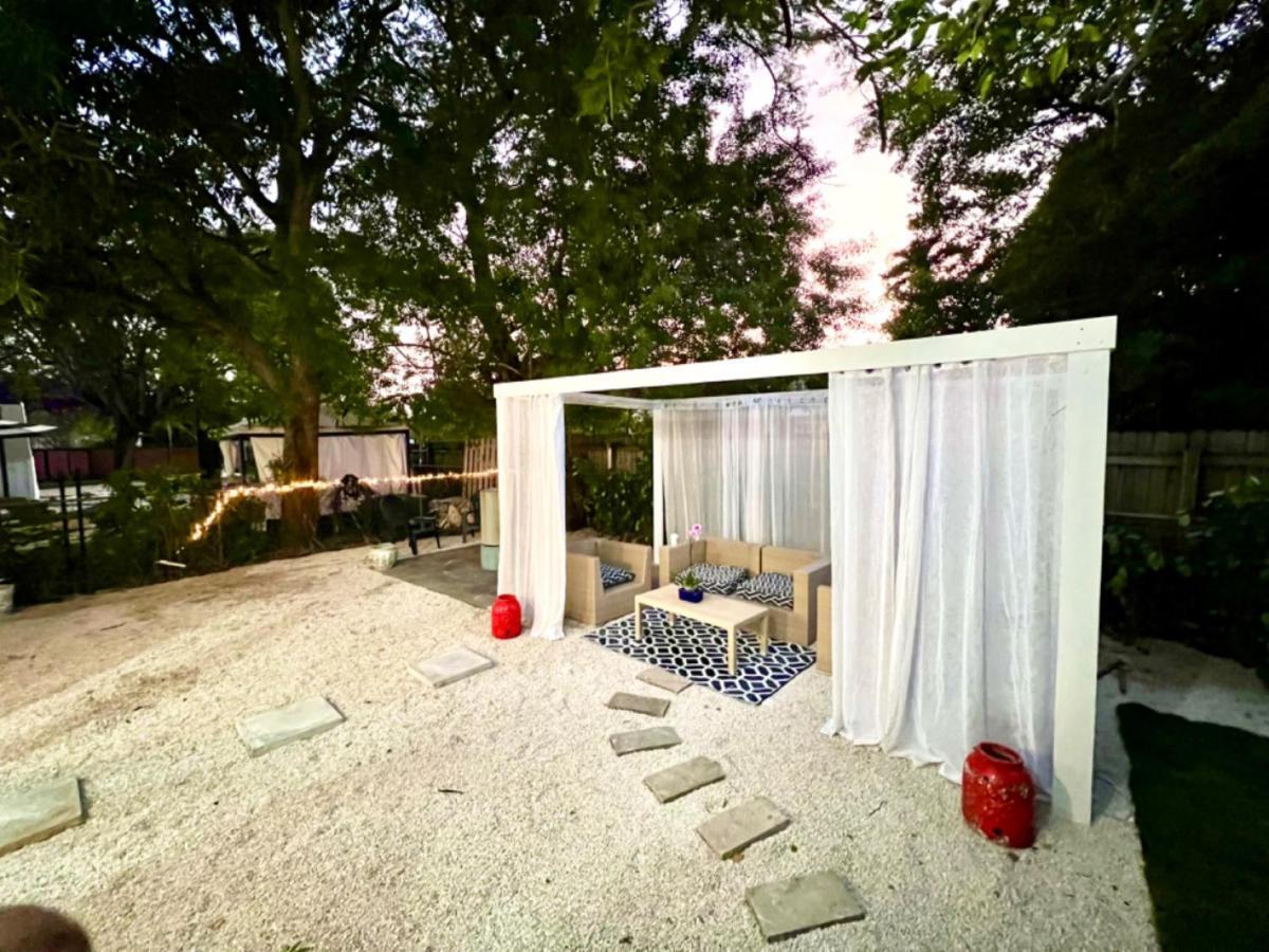 3 Seasons At The Carrington 3 Separate 2 Bedroom 1 Bathroom Apartments And A 3 Bedroom 2 Bathroom Villa ไมอามี ภายนอก รูปภาพ