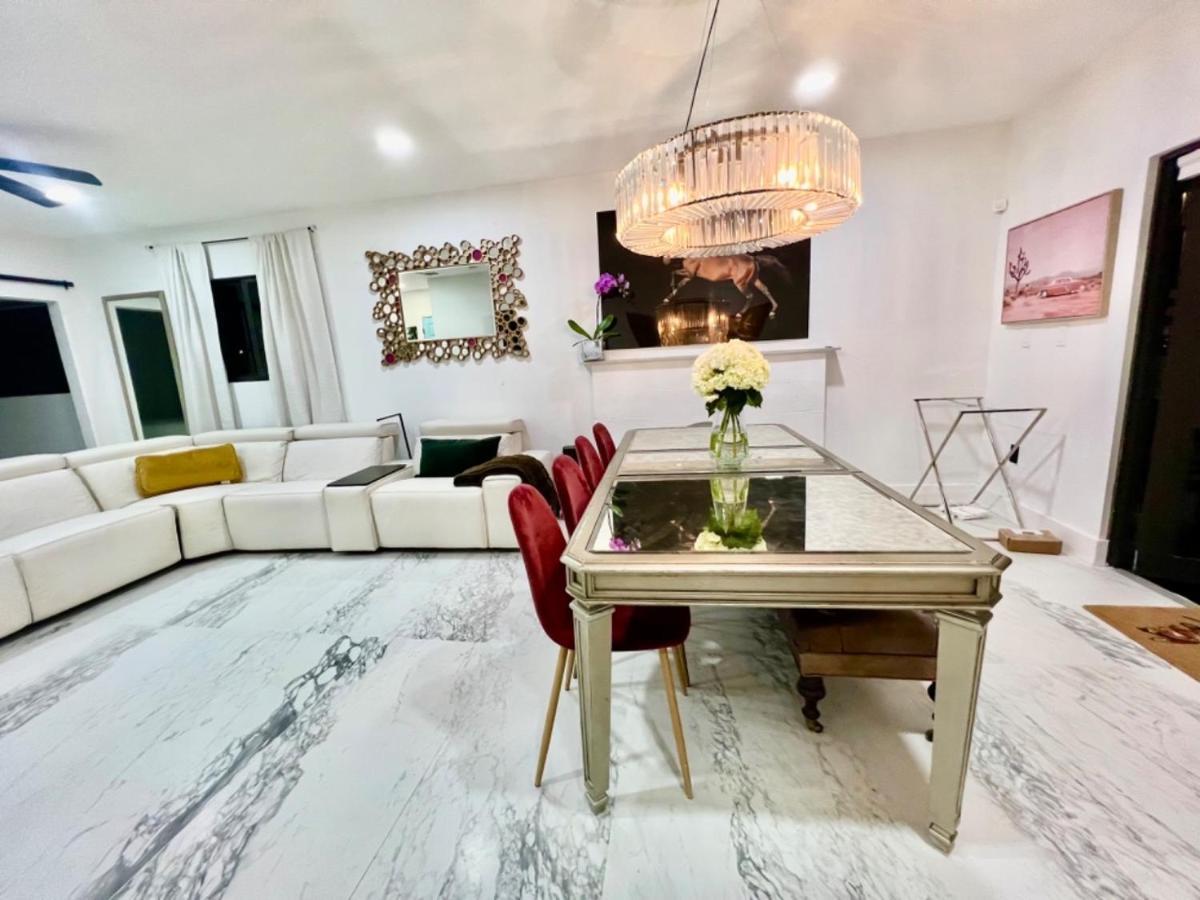 3 Seasons At The Carrington 3 Separate 2 Bedroom 1 Bathroom Apartments And A 3 Bedroom 2 Bathroom Villa ไมอามี ภายนอก รูปภาพ