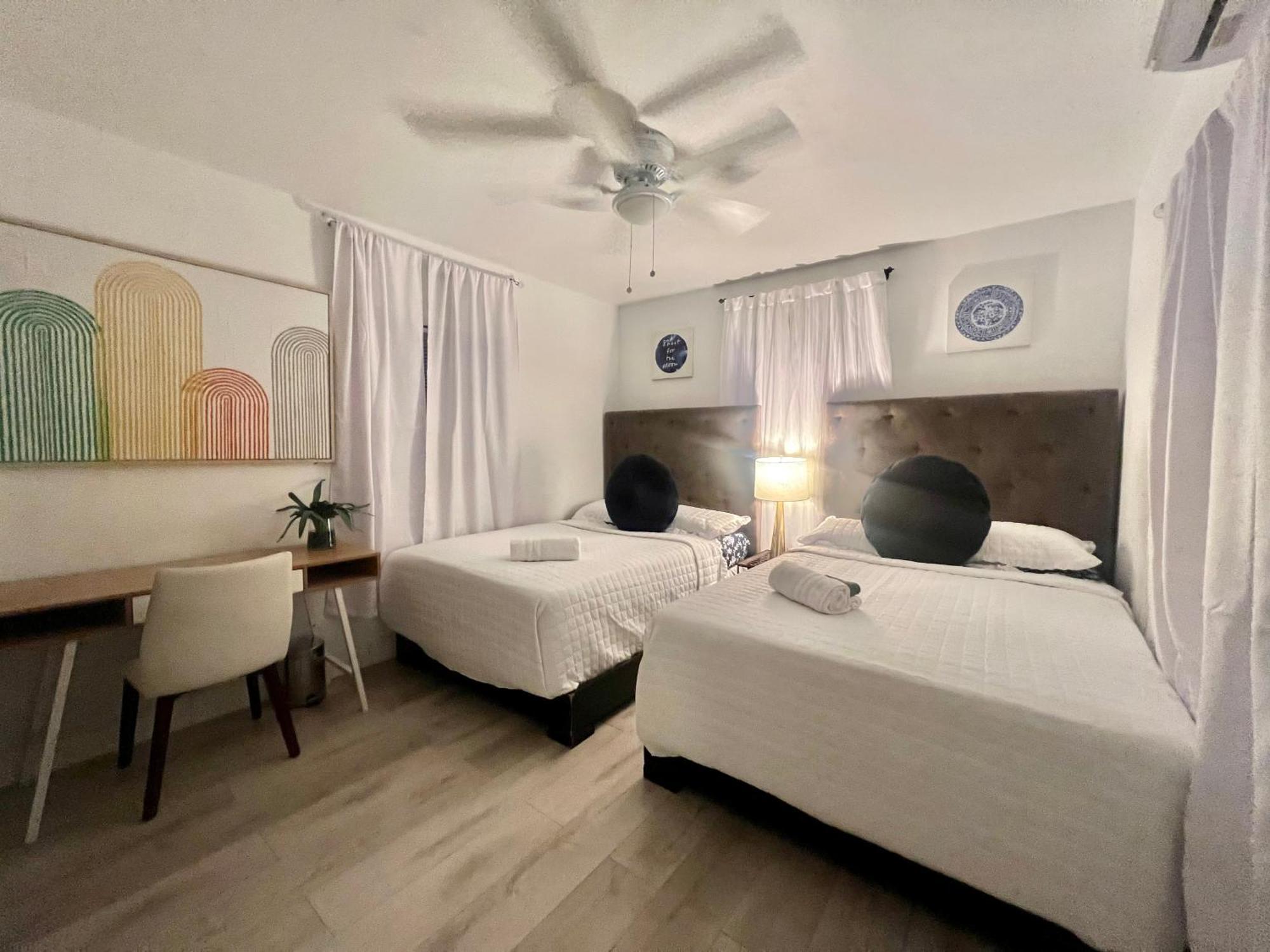 3 Seasons At The Carrington 3 Separate 2 Bedroom 1 Bathroom Apartments And A 3 Bedroom 2 Bathroom Villa ไมอามี ภายนอก รูปภาพ