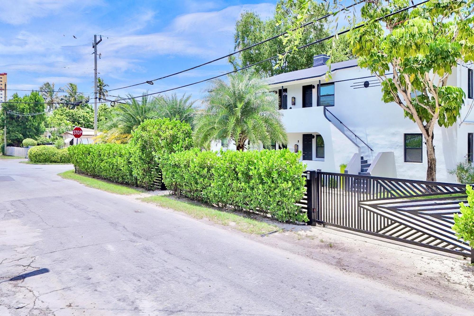 3 Seasons At The Carrington 3 Separate 2 Bedroom 1 Bathroom Apartments And A 3 Bedroom 2 Bathroom Villa ไมอามี ภายนอก รูปภาพ