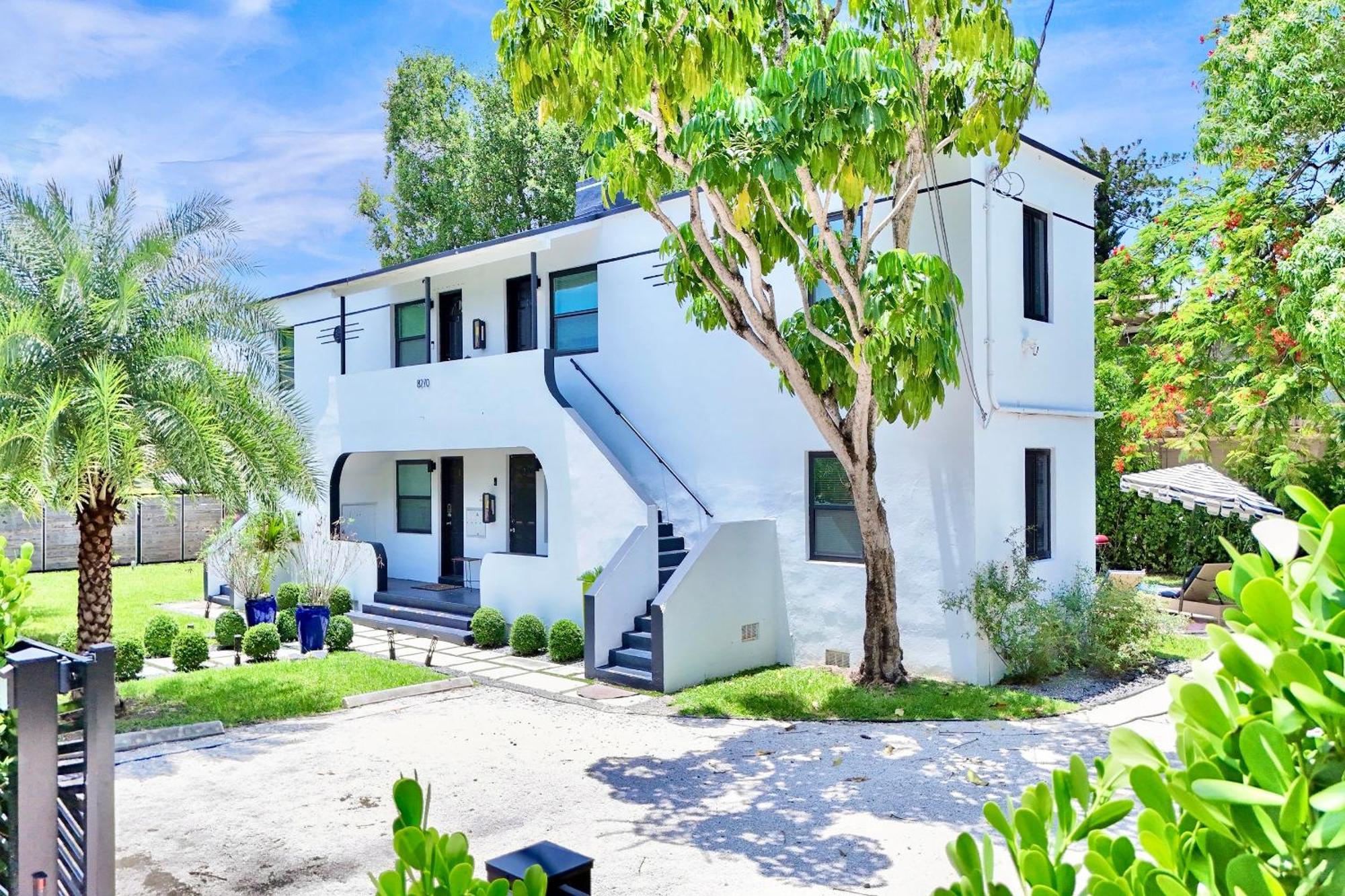 3 Seasons At The Carrington 3 Separate 2 Bedroom 1 Bathroom Apartments And A 3 Bedroom 2 Bathroom Villa ไมอามี ภายนอก รูปภาพ