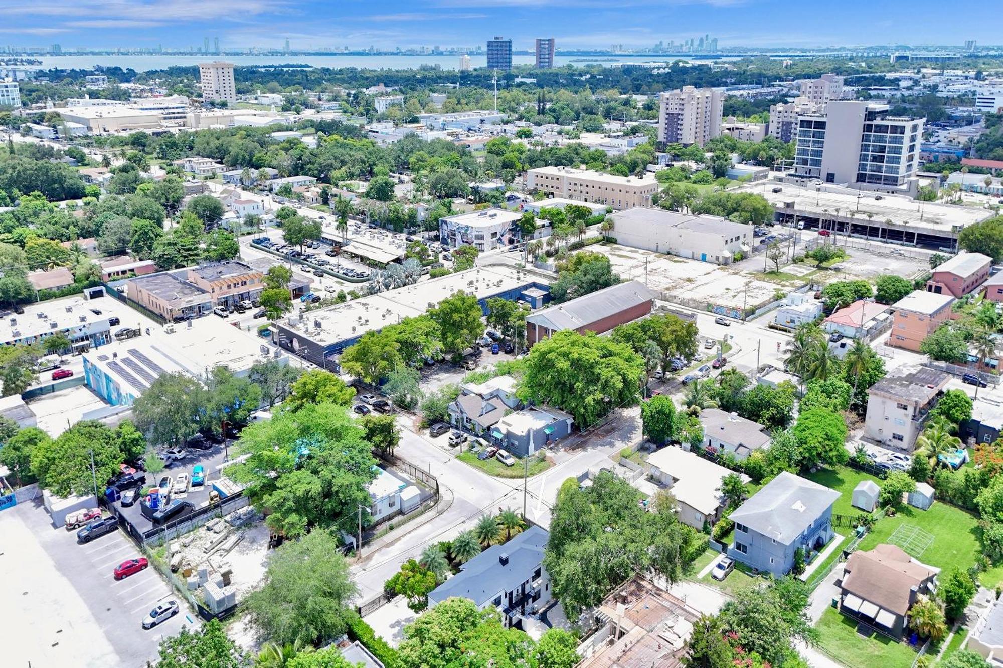 3 Seasons At The Carrington 3 Separate 2 Bedroom 1 Bathroom Apartments And A 3 Bedroom 2 Bathroom Villa ไมอามี ภายนอก รูปภาพ